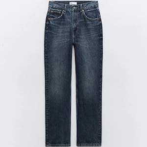 Zara jeans aldrig använda!! Inte helt 100 att det är samma som ifrån hemsidan men dem är näst intill identiska, strl 40 men passar mer en 38🩷🩷 Skriv för fler bilder!