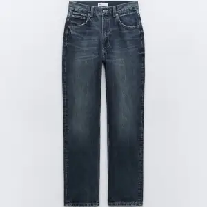 Zara jeans aldrig använda!! Inte helt 100 att det är samma som ifrån hemsidan men dem är näst intill identiska, strl 40 men passar mer en 38🩷🩷 Skriv för fler bilder!