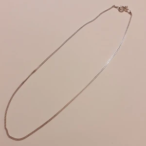 Silverhalsband  - Silverkedja i nyskick. Fin och 32 cm lång 