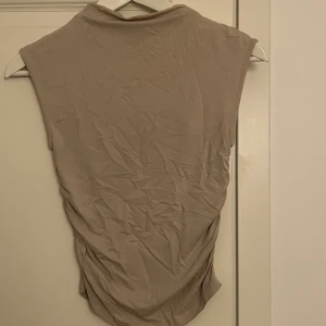 topp - beige från gina, fint skick. samma modell som på sista bilden