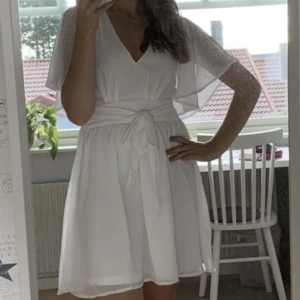 Studentklänning  - Superfin klänning strl 38 från bubbleroom. Skulle passa perfekt inför studenten. Öppen över axlarna (vilket ej syns på bild men kan skicka om så önskas) Köptes för 699kr  Endast använd vid ett tillfälle. Som ny!  Fraktkostnad tillkommer 