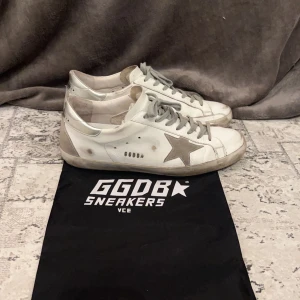 Golden goose skor - Säljer ett par fina golden goose skor i väldigt bra skick. Storlek 44. Dustbag ingår! Äkthetsbevis finns självklart, vid frågor är det bara att skriva🙌
