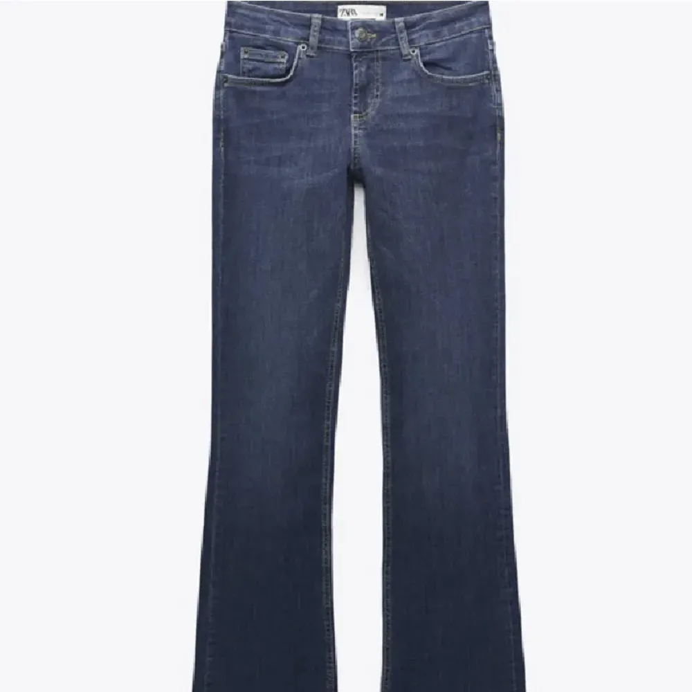 Säljer mina low waist jeans ifrån zara, kontakta för fler bilder! Pris kan diskuteras . Jeans & Byxor.