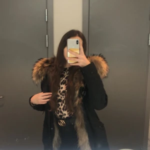 Vinterjacka  - Köppte den här jackan på ssstore som då inte finns längre men köpte den för 4000kr , har knappt använt den för den var för stor på mig , pälsen är äkta och är en väldigt varm jacka . För flera bilder kontakta mig. ❤️