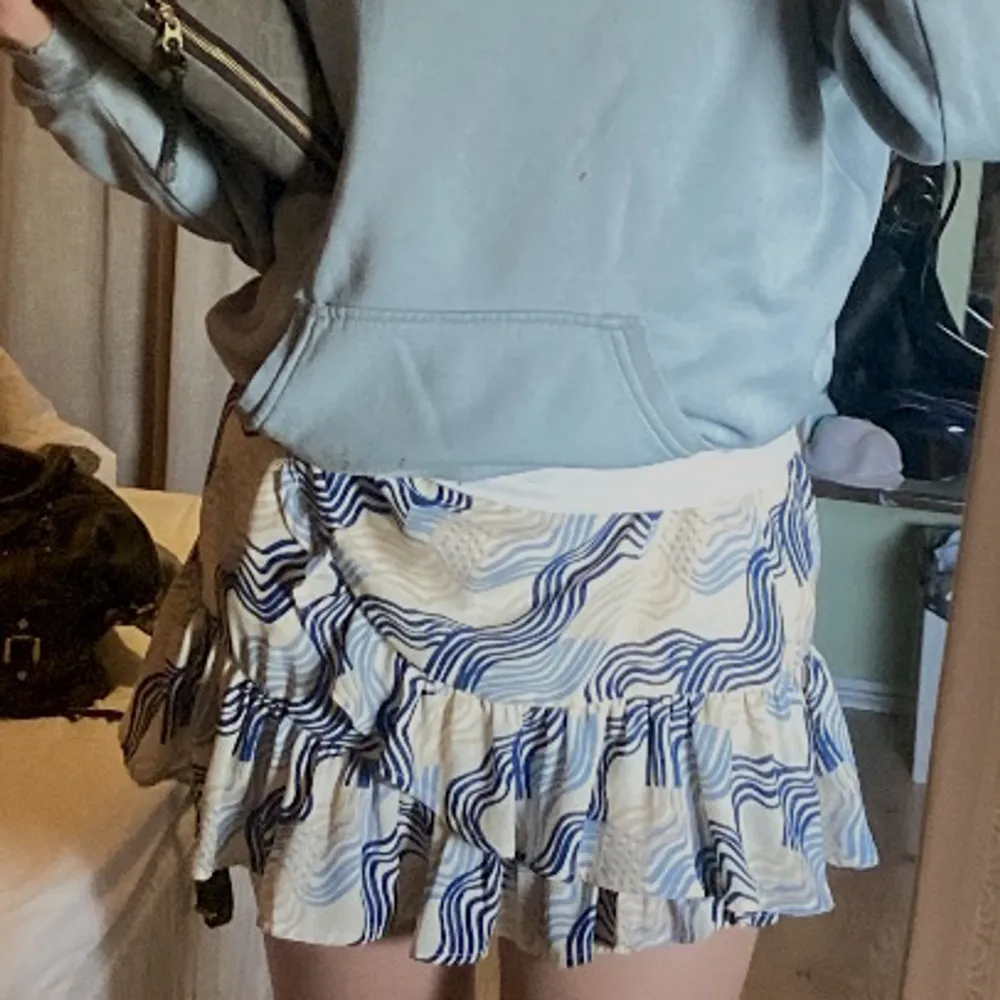 Supersöt mönstrad blå kjol med volanger! Köpt på Gina och endast använd fåtal gånger💙. Kjolar.