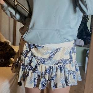 Supersöt mönstrad blå kjol med volanger! Köpt på Gina och endast använd fåtal gånger💙