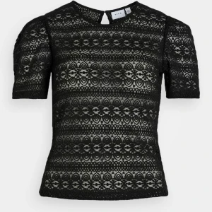 svart blus - superfin svart blus från vila i storlek s, inga defekter alltså i bra skick💗säljer för jag knappast använder första bilden är från hemsidan