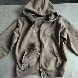 Säljer brun zip up hoodie från Brandy Melville❤️! Storleken är S/M.  Bekväm och nästan helt oanvänd! 