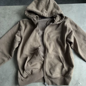Zip up hoodie  - Säljer brun zip up hoodie från Brandy Melville❤️! Storleken är S/M.  Bekväm och nästan helt oanvänd! 