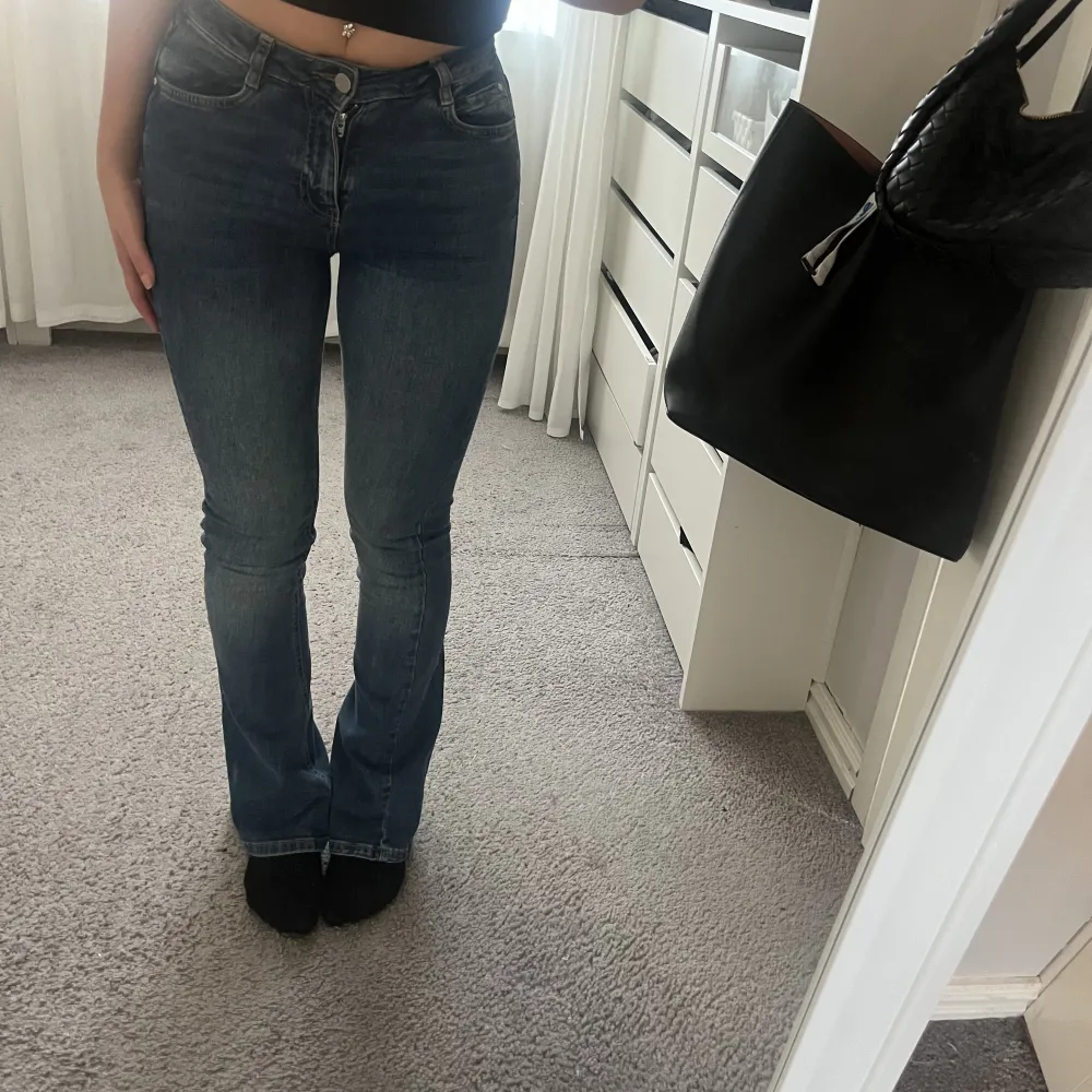 Jag säljer dessa lågmidjade jeans som är ifrån Gina tricot som dom inte säljer längre ❤️ skriv om du är intresserad eller om du har några flera frågor ❤️☀️. Jeans & Byxor.