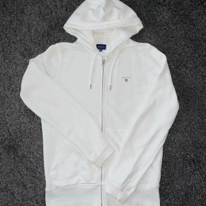 Gant Hoodie med dragkedja - Använd en gång och den var för lite därför tänker jag sälja den, skick 9/10 (Pris kan diskuteras)
