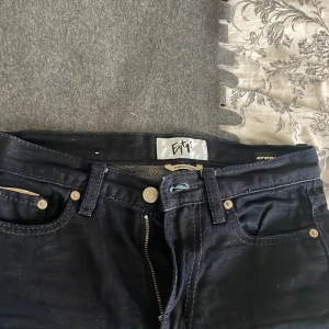 Eytys-jeans!  - Superfina jeans från Eytys, sparsamt använda🥰💕Så snygga detaljer på jeansen! Säljer pga passar mig inte längre tyvärr:/  Färg ”purple velvet”, modell ”oregon” - långa i benen!