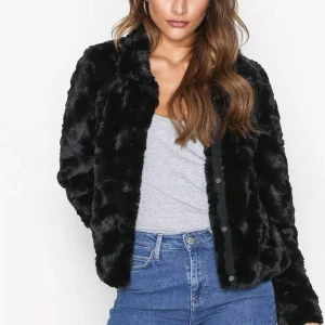 Pälsjacka vero moda  - Säljer min pälsjacka från vero moda då jag inte använder den längre, den är använd några gånger men är i gott skick.