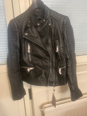 skinnjacka a - fin jacka som är helt oanvänd