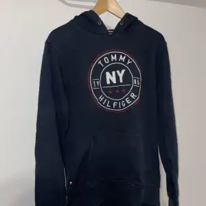 Snygg Tommy Hilfiger hoodie i storlek L! Säljer då jag knappt använder längre! Hör av dig vid frågor eller funderingar!