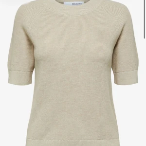 Stickad ribbad t shirt  - Stickad ribbad t shirt från selected femme, köpt på Åhléns för 499kr