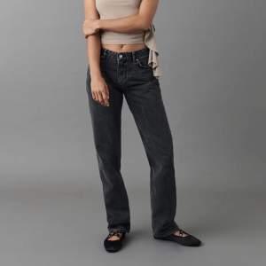 Säljer dessa lågmidjade jeans från Gina tricot då dom ej kommer till användning längre💕, är i bra skick