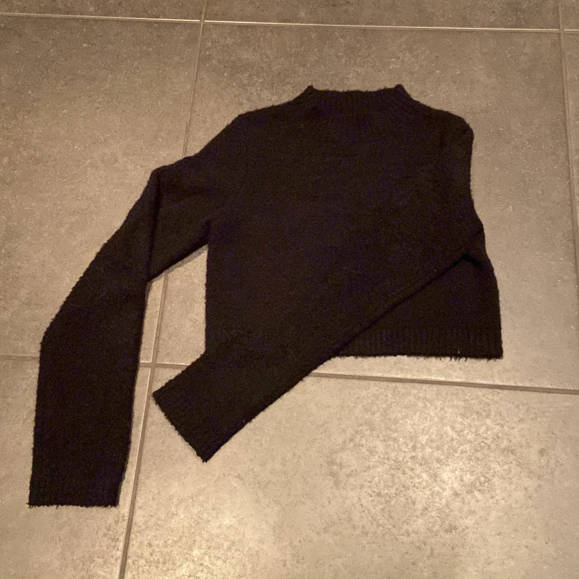 Svart fluffig magtröja  - 90