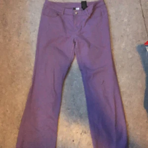 Lila byxor  - Söta lila bootcut byxor. De är lite för små för mig nu. 