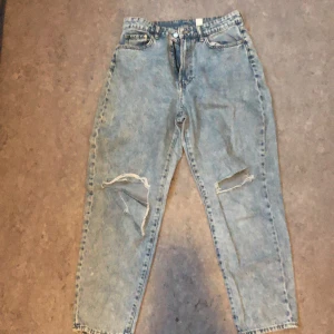 Cute mom jeans - Superfina mom jeans som är alldeles för små för mig. Som ni kan se på första bilden så har de blivit ett större hål än vad det ska vara på högra benet. Men de är inget som inte går att styla😉