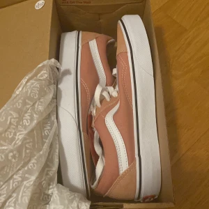 Vans skor - Säljer dessa sprillans nya vans skor i storleken 35. Aldrig andvänt dem och lappen är kvar. Dom är en jätte fin rosa färg🩷🩷 säljer för 300+frakt 