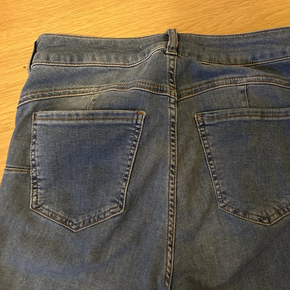 Detta är ett par jeans i bra skick (har två små smarta fläckar men de syns typ inte) som formar rumpan väldigt fint men som säljs för att de inte kommer till användning, minns inte vart de kommer ifrån . Jeans & Byxor.
