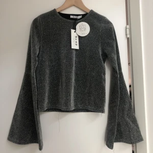Glittrig tröja - Aldrig använt, den är glittrig och utsvänga armar, från NAKD, storlek S
