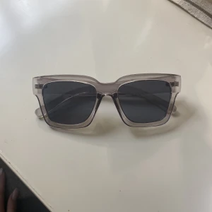 Solglasögon  - Hej, säljer mina solglasögon då dem aldrig kom till användning, ny skick🤩lägger ut dem igen då köparen som skulle ha dem ångrade sig