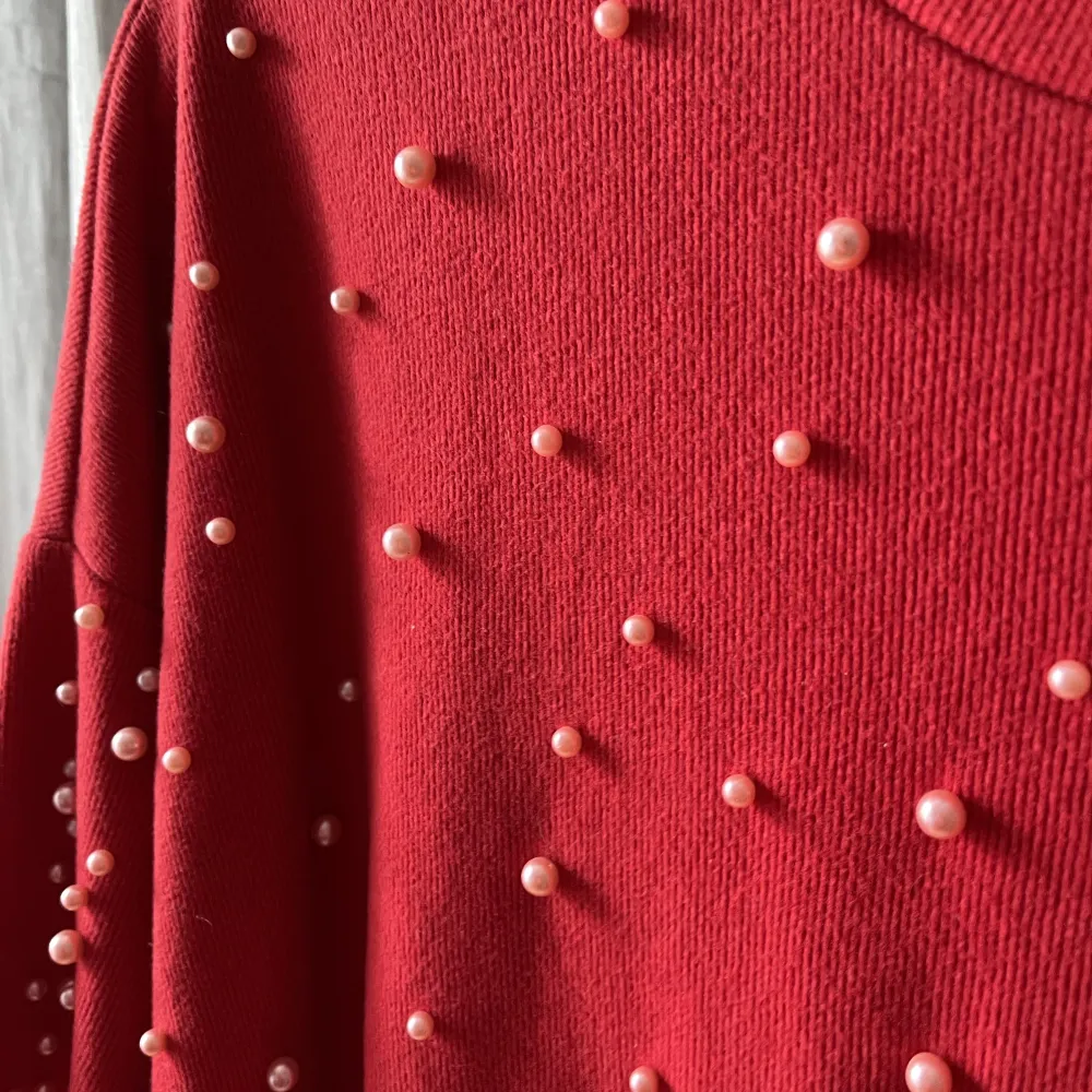 Jättefin röd tröja med pärlor 😍 den är knappt använd så den är som ny! 🤎Det står inte vad det är för storleken, men skulle tro det är en M!. Tröjor & Koftor.