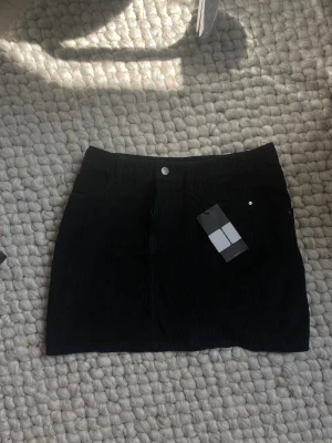 Ny Manchester kjol - Svart manchesterkjol från bershka 