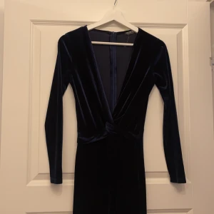 Jumpsuit  - Fin jumpsuit i sammet.  Marin blå Lång  Detalj kring magen 