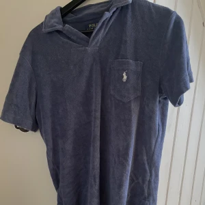 Polo Ralph Lauren Frotté Piké - Säljer denna snygga frotté piké från polo ralph lauren väldigt bra skick, strolek S. Pris ej hugget i sten.