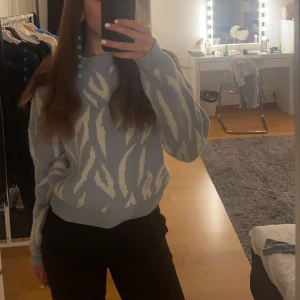 Stickad tröja - Säljer denna fina stickade tröja!! Säljer pga inte kom till användning, 💗💗inga defekter, nyskick nypris 500kr