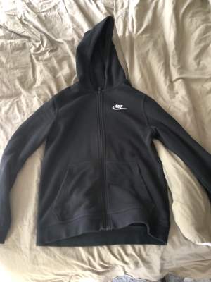 En svart Nike zip hoodie använd 1 gång. Nypris runt 500