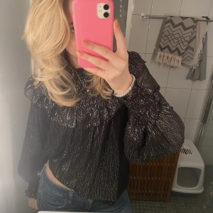 Glittrig blus - Säljer denna snygga glittriga blus som inte kommer till användning💕💕