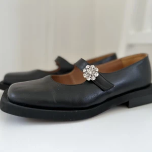 Ganni Mary Janes  - Superfina Mary Janes från märket Ganni. Endast använda ett fåtal gånger och är därför i toppskick! Kommer med orginalkartong och dust bag. Nypris är 2900kr. Storlek: 39