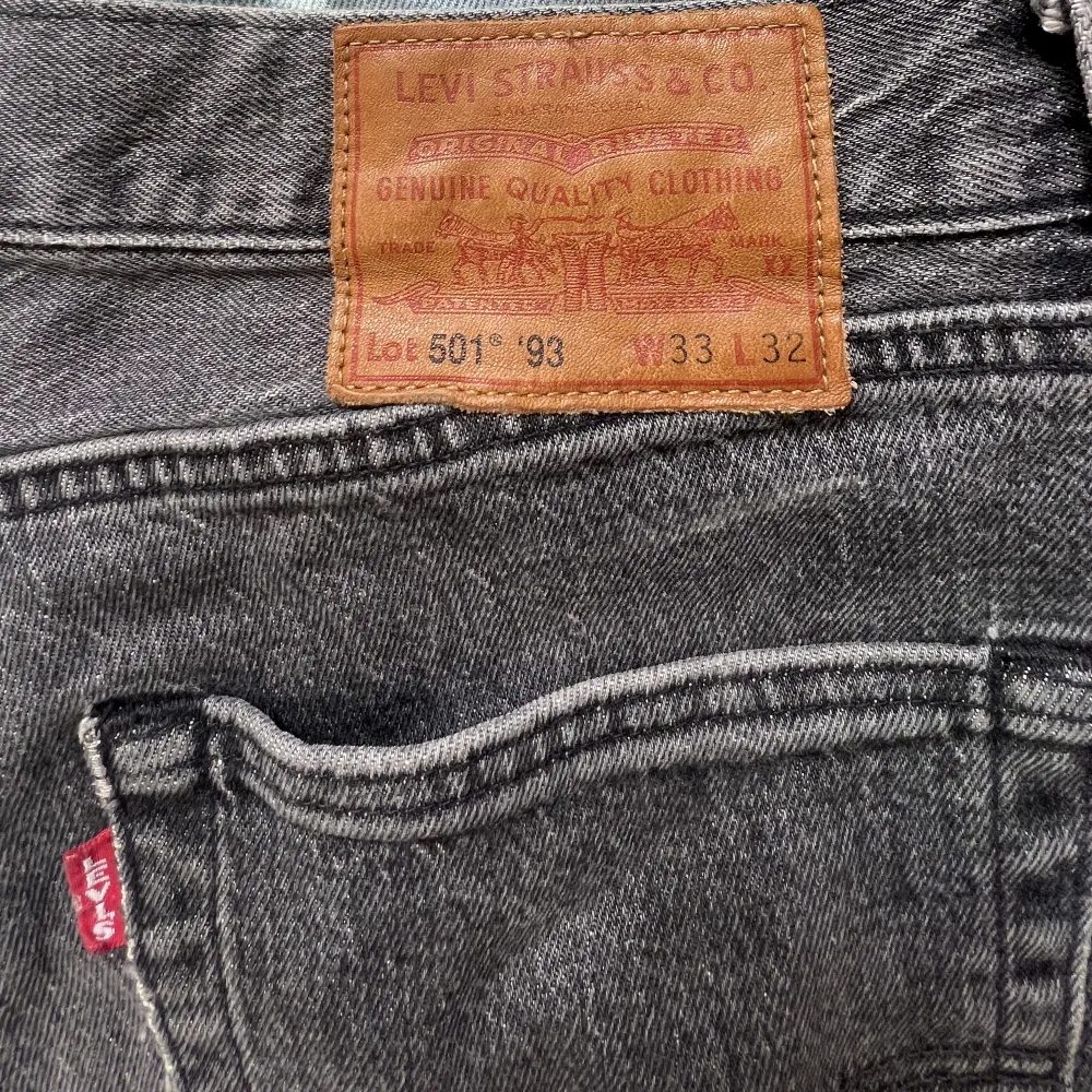 93 vintage 501 jeans i storlek 33/32. Gråa. . Jeans & Byxor.