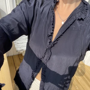 Scotch & Soda blus marinblå/skimmer - Säljer denna underbara blusen i en marinblå färg med en metallic/skimmer touch!🤩 perfekt till en lite lyxigare vardag eller fest.  knappt använd, storlek M men ganska liten i storlek! (Går att knäppa helt också) 🥰
