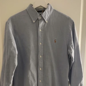 Ralph lauren skjorta  - Min brors gamla skjorta som jag säljer åt honom, är använd endast en gång och därför i nyskick. Köptes för 1500kr