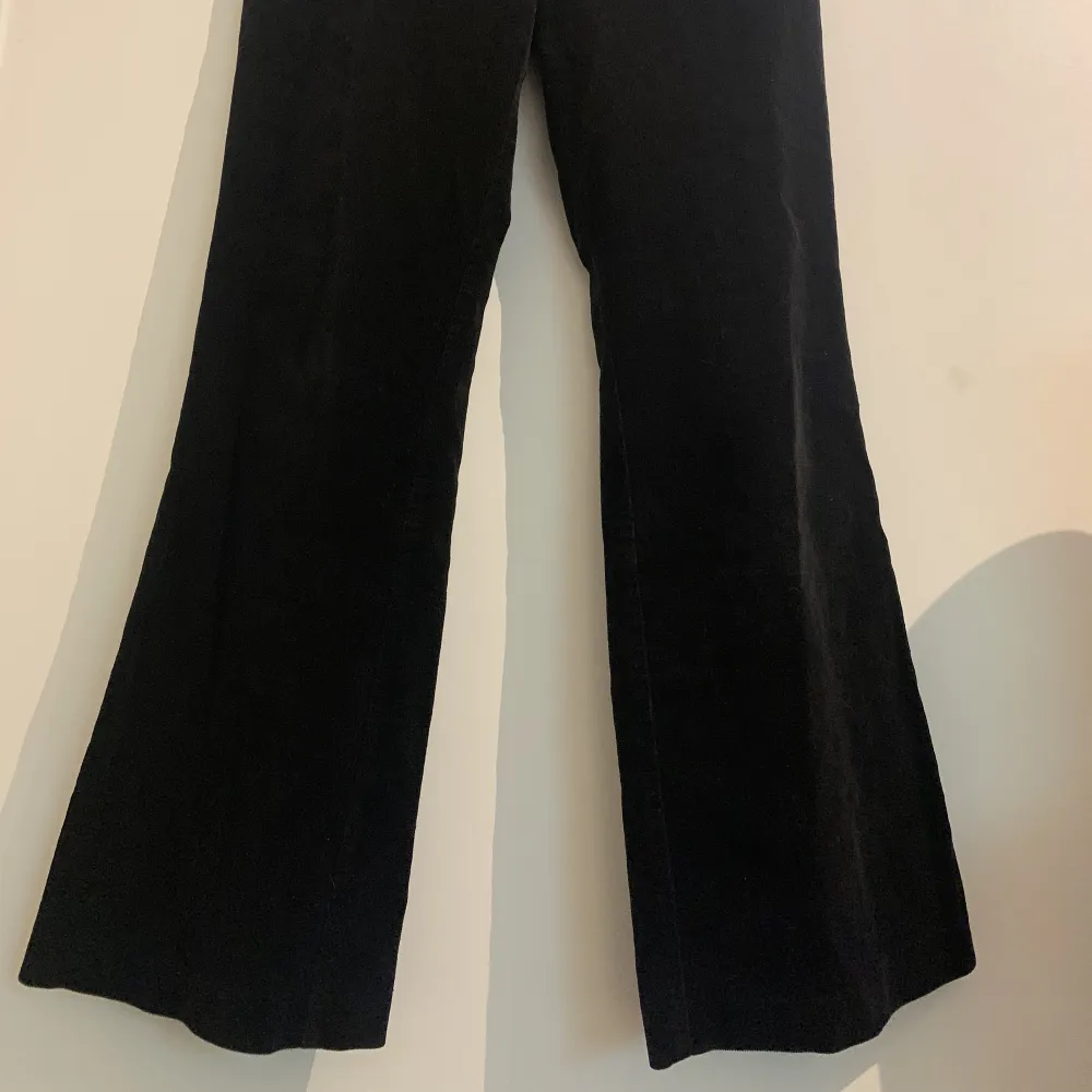 Vintage utsvängda mörkblåa manchesterbyxor. Storlek M.. Jeans & Byxor.