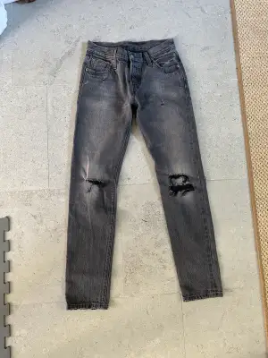 501 Levis jeans Size 25 Color grey 