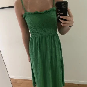 Grön långklänning - Superfin klänning från H&M. Älskar denna men den används inte så mycket längre och hoppas att den kan få mer användning hos någon annan. Storlek Xs men väldigt stretchig så passar nog upp till M skulle jag säga.