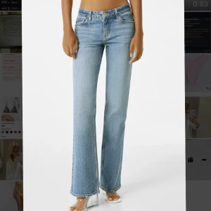 Låga middagar jeans - Säljer dessa as fina jeans från berska! Beställde dessa men dem var lite för små för mig… Dem är knappt använda, och lappen och allt är kvar! Slutsålda på Zalando!