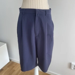 Dressade shorts H&M st 36 - Dressade shorts Längd 55 cm 