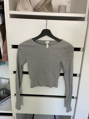 Långärmad topp - Långärmad grå topp ifrån hm använd ett fåtal gånger, 