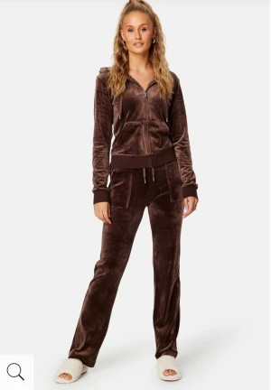 Juicy Couture  - Hej säljer mina juicy byxor helt nya använd fåtal gånger går att diskutera pris vid snabb affär såklart skriv gärna om ni vill ha bilder eller har frågor 