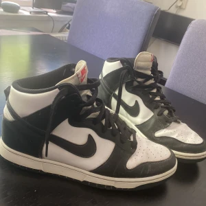 Nike dunk panda high  - Välanvända skor, och köptes för några månader sen!  Använder dessa inte längre och därför lägga de på försäljning till ett prisvärt pris!  Jag har 45 och de passar perfekt, skorna är i 46 för att man uppmanas att köpa en storlek större! :) mer bilder priv