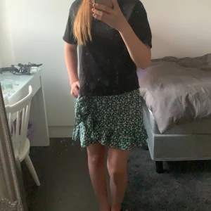 Grön sommarkjol  - Det är en grön kjol som passar perfekt till sommaren 🤩 Man knyter det själv! 