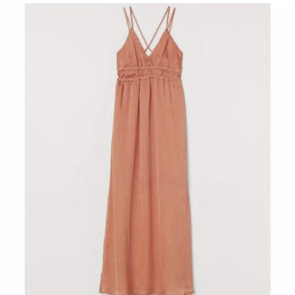 Säljer denna så fina orange långklänning som e perfekt till sommaren! Jättefint skick . Klänningar.