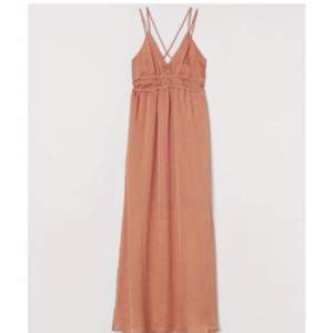 Säljer denna så fina orange långklänning som e perfekt till sommaren! Jättefint skick 
